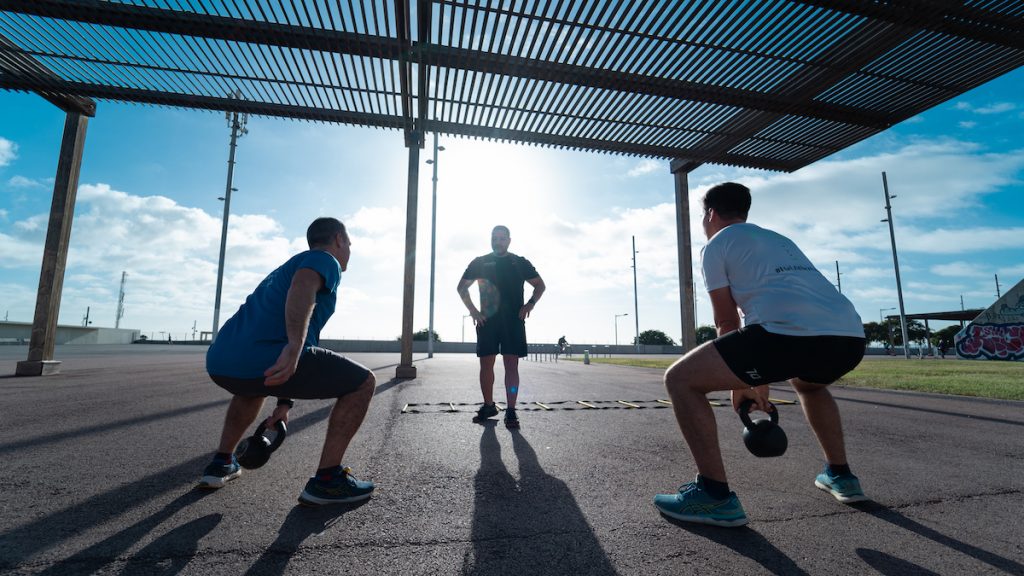 entrenador personal titulado en barcelona realizando entrenos al aire libre